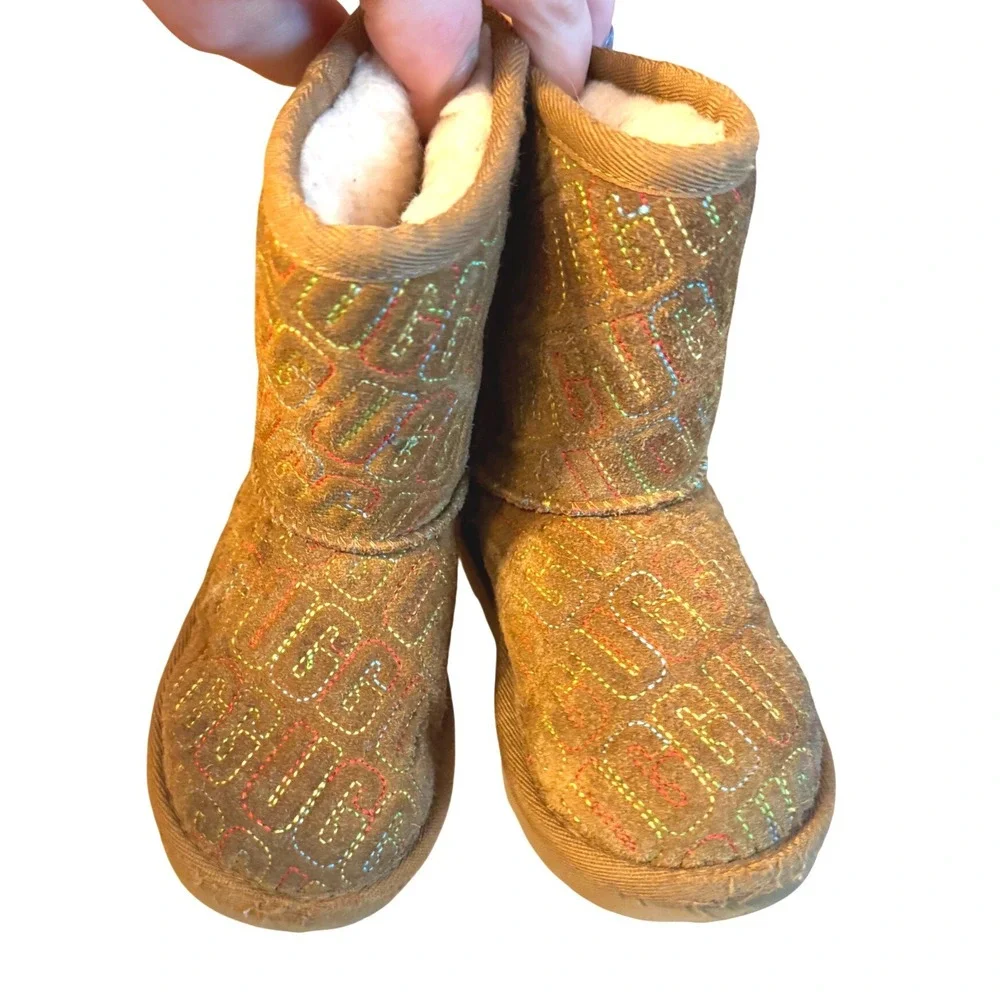 UGG Kids Classic II Rainbow Logo Embroidery Chestnut Suede Boots Size 9 1BHU91CU